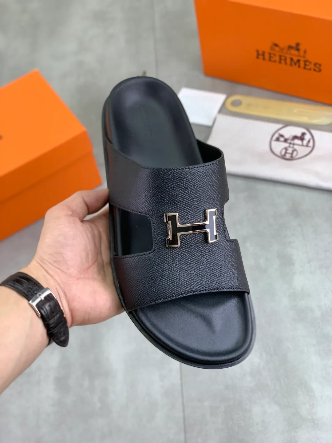 Men's shoes 💰P440 New [HERMES] high-end quality new Hermès slippers, made of imported calfskin, wear-resistant and non-slip rubber outsole. Fashionable and elegant code number: 39-44 (38 45 46 customized)